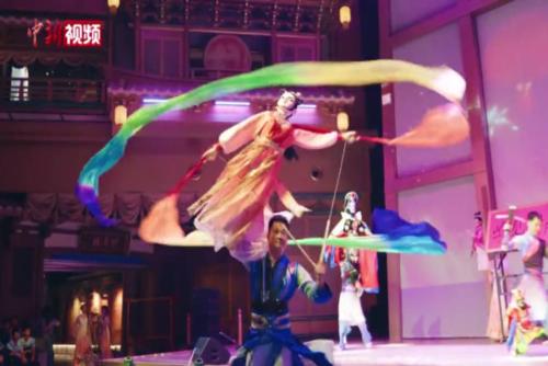 1.8米杖头木偶亮相厦门“屿见闽南” 16米长绸翩舞引惊呼