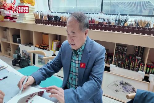 为“星星的孩子”筹款 莫言亮相中国著名作家手稿展