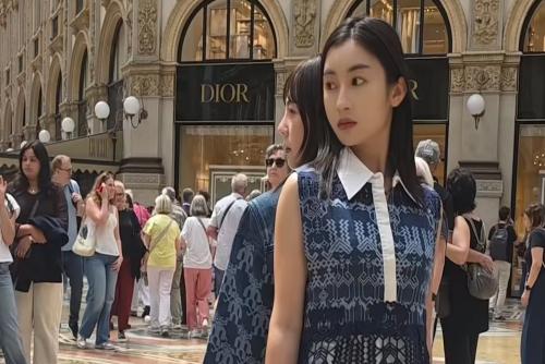 意大利遇上中国“最炫民族风”：黎锦服饰亮相米兰街头引围观