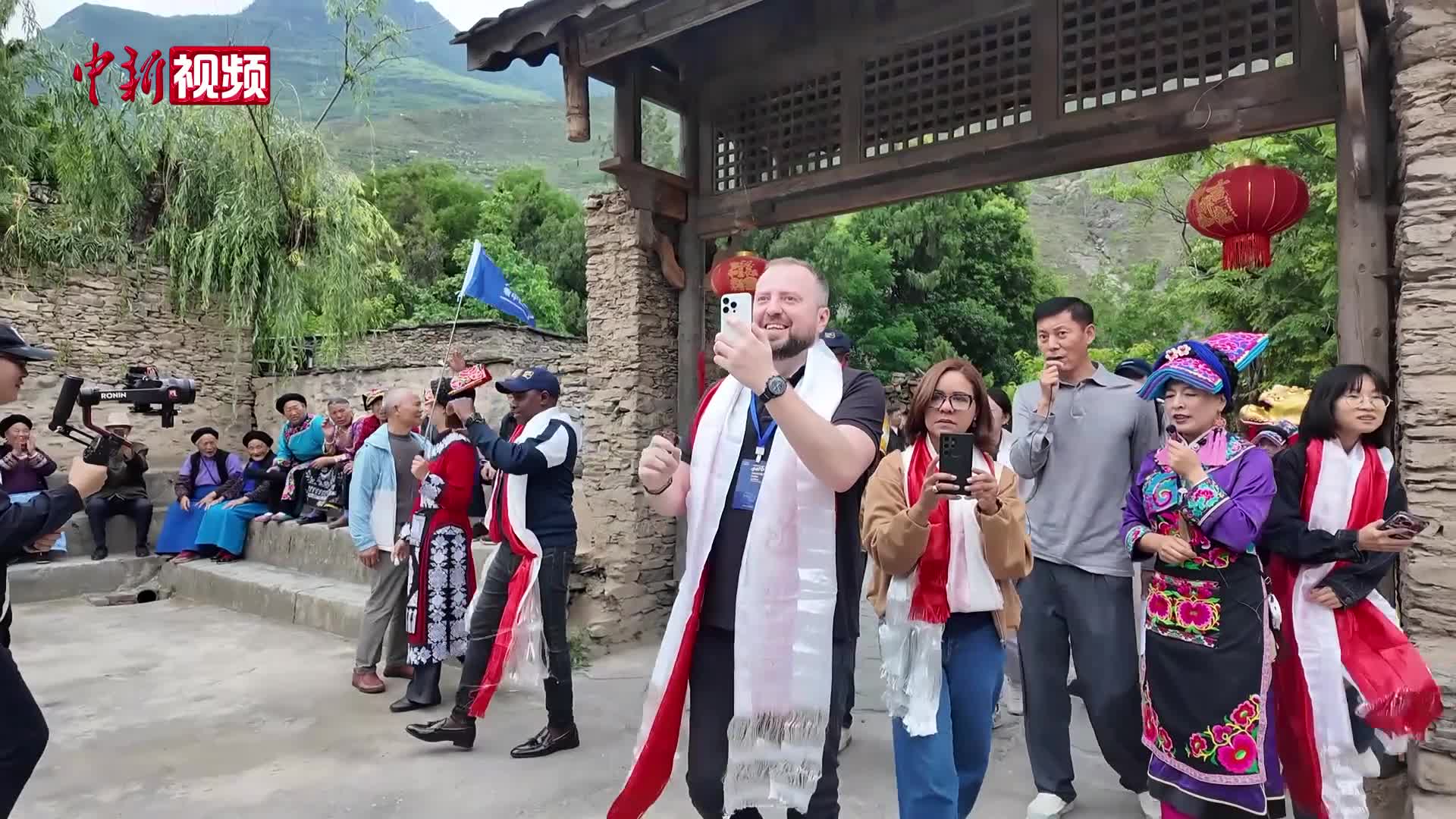 海外嘉宾探访四川桃坪羌寨