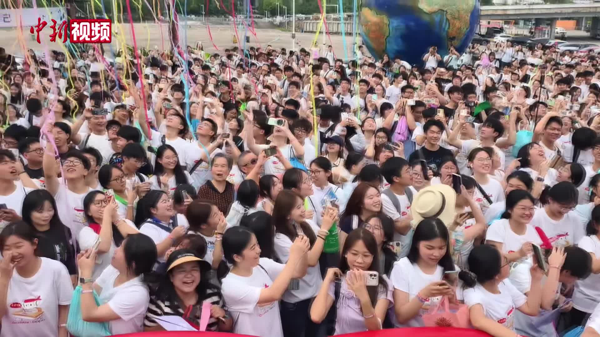 掷纸飞机、彩虹跑！长沙高考毕业生花式庆祝毕业