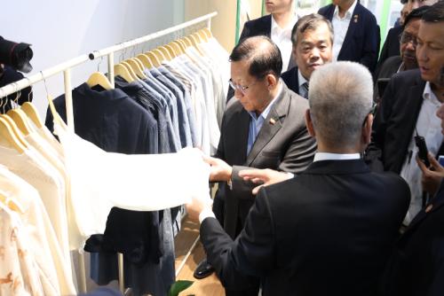 缅甸总统敏昂莱参访杭州企业 全程仔细研究“摸”不停