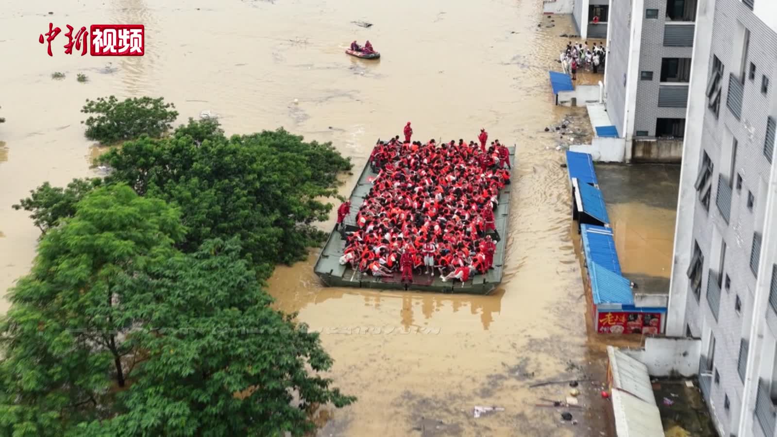 水上“救援航母”出征！广西这所高校6000余名学生成功转移