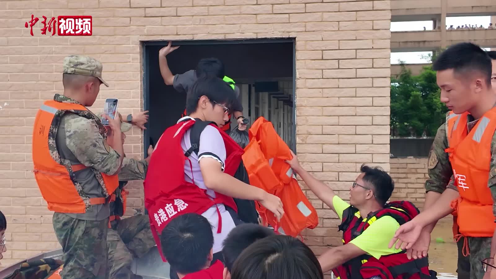南部战区陆军某旅官兵转移贵港市高级中学被困学生