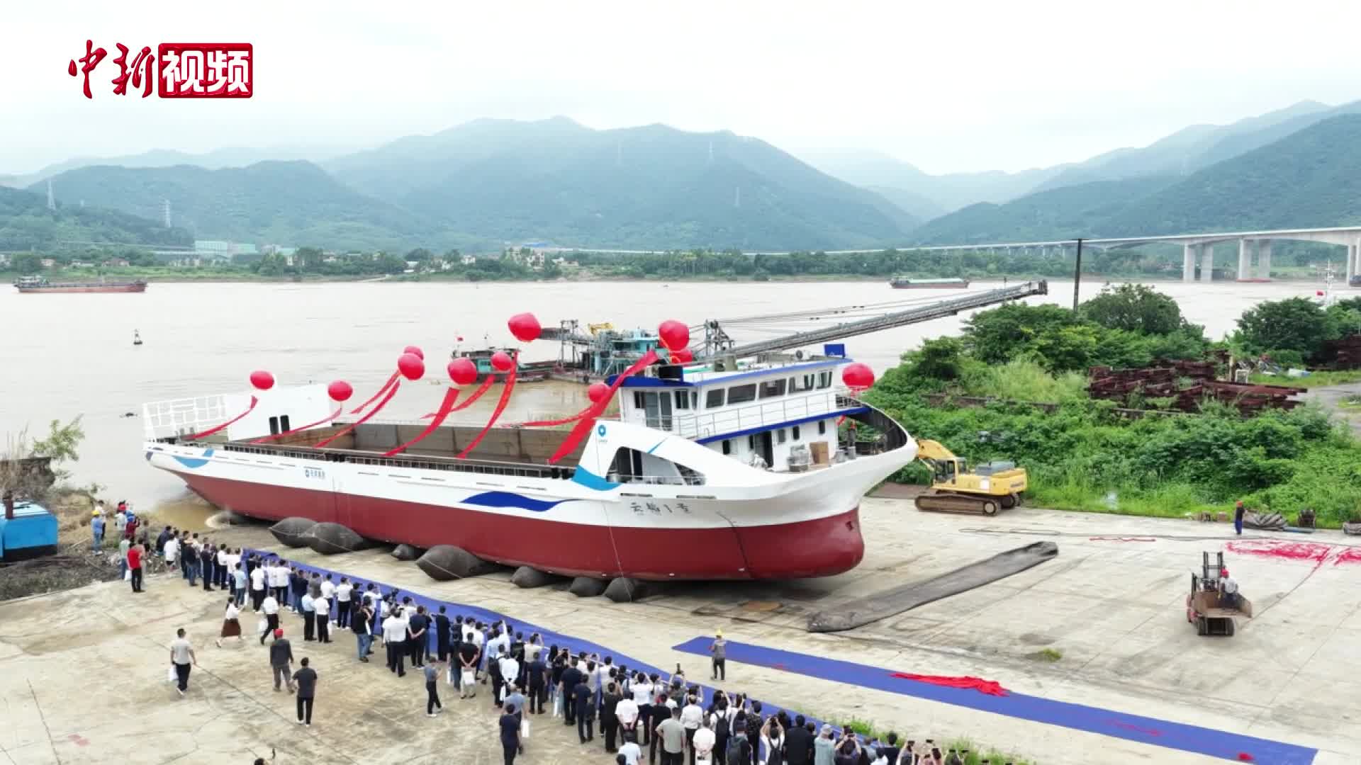 中国首艘2000吨级氢动力集散两用船在广东下水