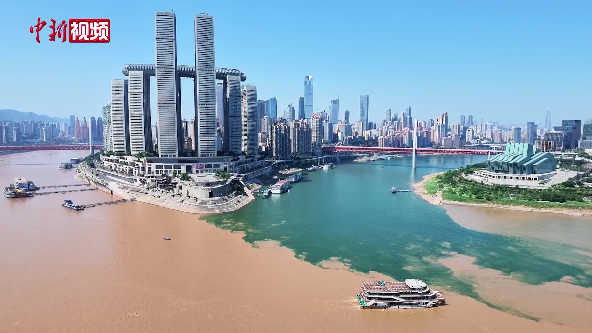 重庆朝天门两江交汇现“鸳鸯锅”景观