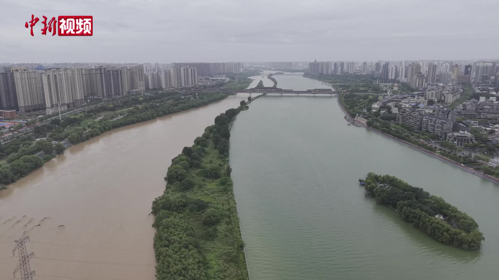 陕西咸阳湖上演天然“鸳鸯锅”美景