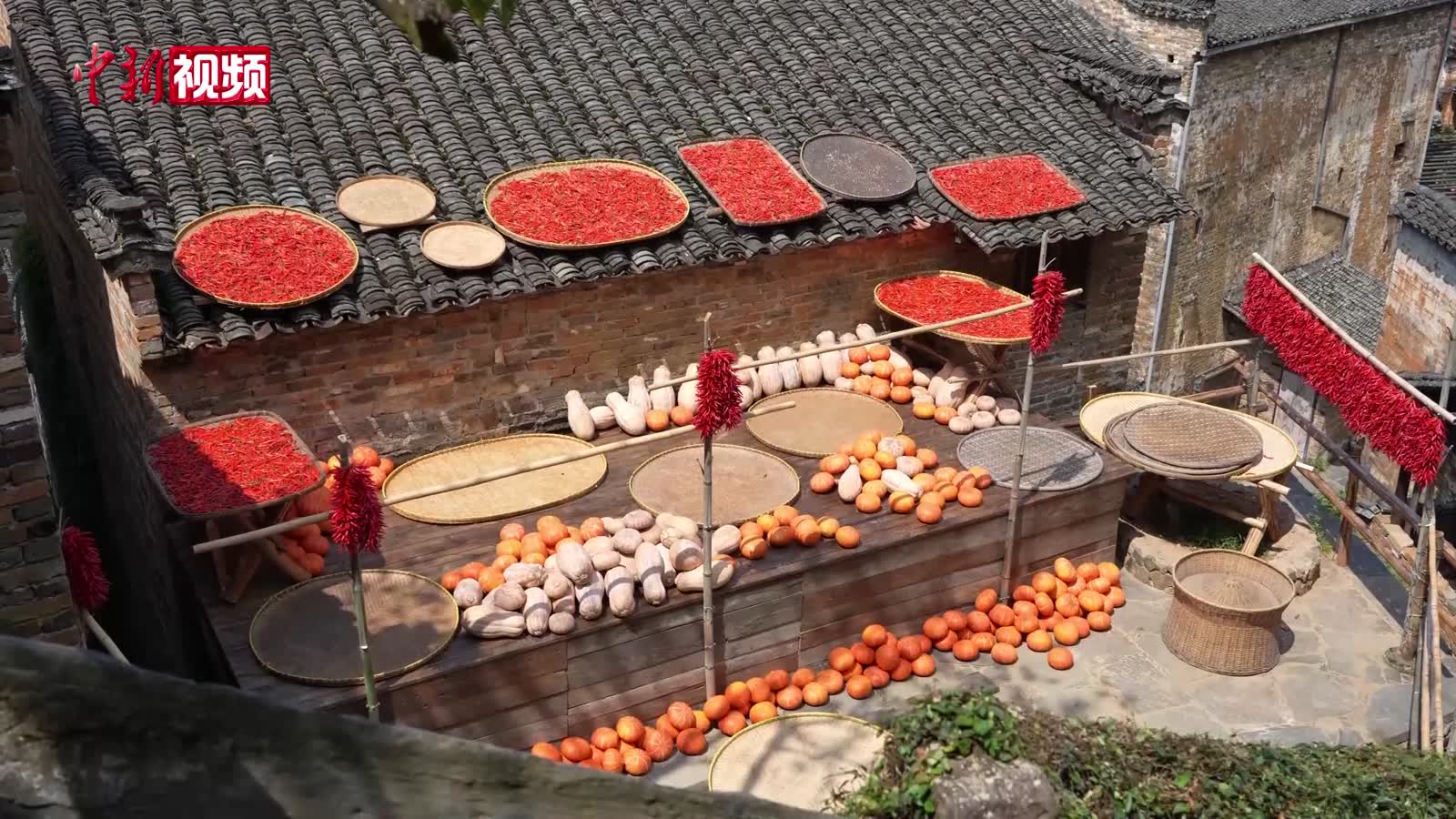 江西篁岭立秋“晒秋”引游客