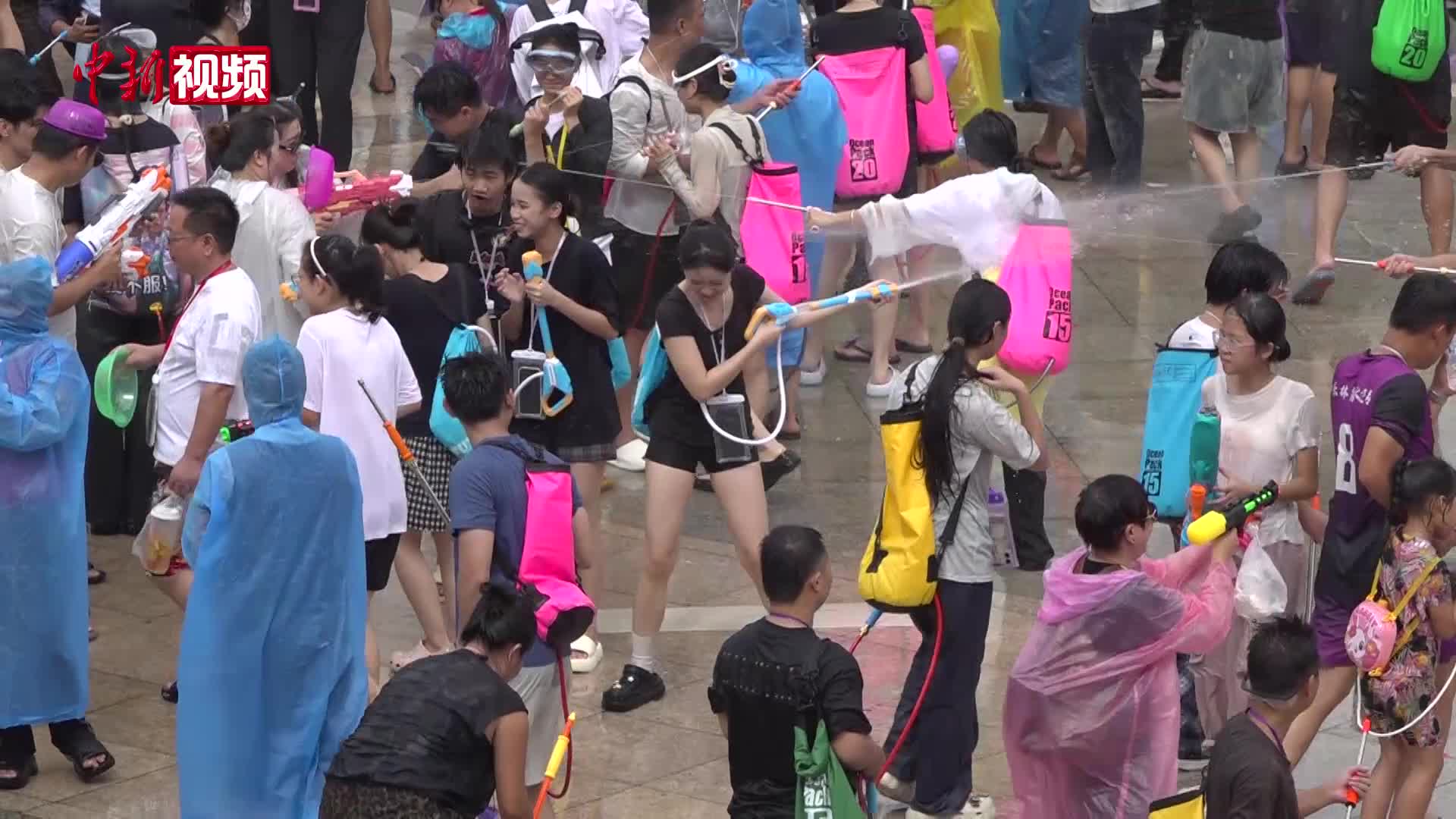 海南保亭：数万民众泼水狂欢度“七夕”