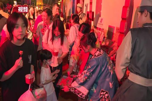 行進(jìn)式微劇《溫麻尋遺記》在福建連江上演：移步換景 人隨戲走