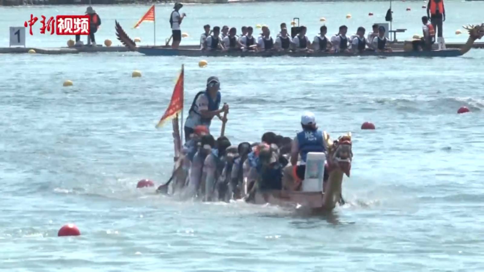 中外龙舟队竞逐海南乡村龙舟赛